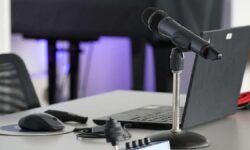 Spots, micros et trépieds : le kit complet pour enregistrer des vidéos professionnelles à la maison pour moins de 100 euros