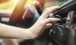 AA exhorte les conducteurs à utiliser une simple combinaison de boutons pour refroidir rapidement les voitures par temps chaud