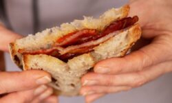 Le bacon aura meilleur goût si vous y versez un ingrédient « incroyable » mais simple.