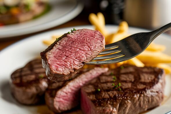 un morceau de steak sur une fourchette