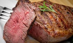 Le steak a meilleur goût si vous le saupoudrez d&rsquo;un ingrédient simple avant la cuisson.