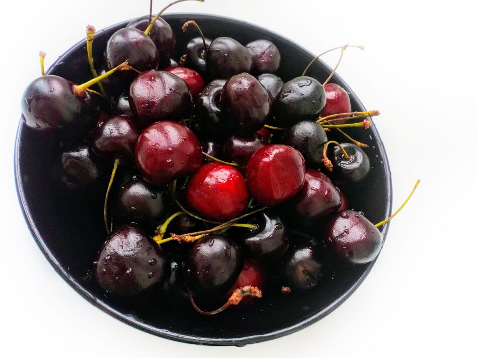 cerise mûre dans une assiette cerise mûre dans une assiette