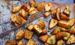 Les pommes de terre rôties seront « croustillantes et moelleuses » lorsque vous remplacerez l&rsquo;ébullition par une étape alternative