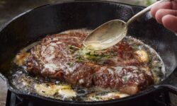 Pas d&rsquo;huile ni de beurre – enrobez le steak d&rsquo;un ingrédient pour une « saisie parfaite » dans la poêle
