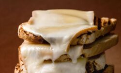 Le fromage grillé deviendra plus croustillant et plus doré avec 1 aliment de base de la cuisine