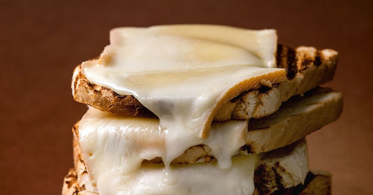 Le fromage grillé deviendra plus croustillant et plus doré avec 1 aliment de base de la cuisine