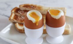 Les œufs à la coque coulent à chaque fois si vous utilisez la méthode simple du chef en « 6 minutes »
