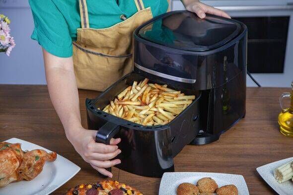 Préparer des pommes de terre sautées dans la friteuse à air