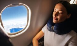 De plus en plus de voyageurs optent pour un oreiller cervical pour dormir pendant leurs voyages : les modèles les plus confortables pour voyager en avion, en train ou en voiture