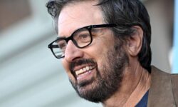 Les fans de Everybody Loves Raymond sont stupéfaits de voir combien Ray Romano gagne encore