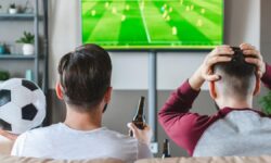 Tout ce dont vous avez besoin pour regarder la Coupe du Monde dans les conditions proposées : smart TV, barre de son, projecteur, écouteurs et bien plus encore