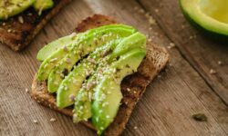 L&rsquo;avocat sur du pain grillé sera plus savoureux lorsqu&rsquo;il sera servi avec 1 ingrédient commun