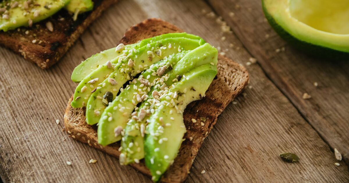 L'avocat sur du pain grillé sera plus savoureux lorsqu'il sera servi avec 1 ingrédient commun