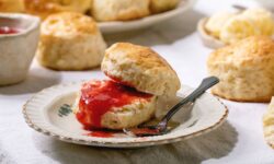 Les scones deviendront plus hauts et plus moelleux au four en ajoutant un ingrédient commun avant la cuisson.