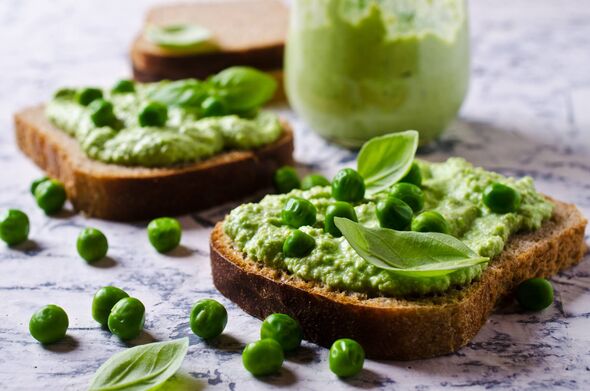 Sandwich à la purée de pois verts et au basilic. Mise au point sélective.