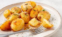 Les pommes de terre rôties seront « vraiment croustillantes » si une étape supplémentaire est effectuée avant de les rôtir.