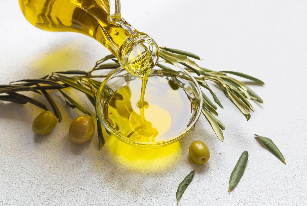 Vue grand angle de l'huile d'olive versée dans un bol sur la table