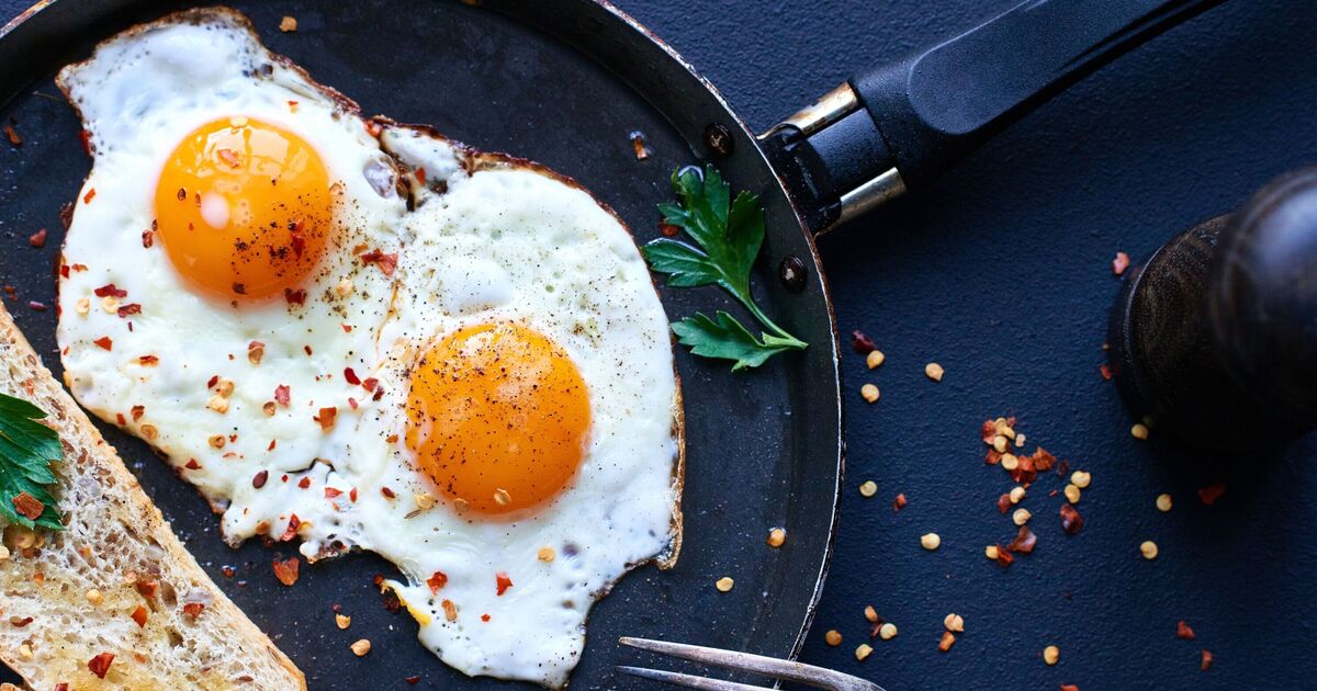 Les œufs au plat seront croustillants et « savoureux » lorsqu'ils sont cuits avec 1 ingrédient – ​​pas du beurre