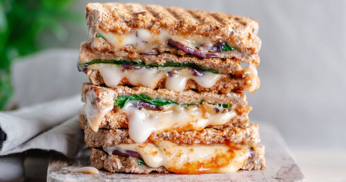 Les toasts au fromage seront plus savoureux si vous abandonnez la mayonnaise au profit d'un ingrédient apprécié des nonnas italiennes.
