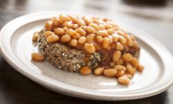 Les haricots sur du pain grillé auront un goût encore plus « délicieux » en utilisant 2 ingrédients simples de garde-manger