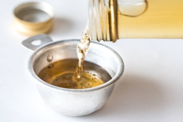 Vinaigre de vin blanc dans une tasse à mesurer Vinaigre de vin blanc dans une tasse à mesurer