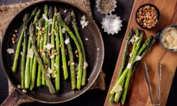 Les asperges seront plus juteuses et plus croustillantes lorsqu&rsquo;elles seront arrosées d&rsquo;un ingrédient avant de les rôtir.