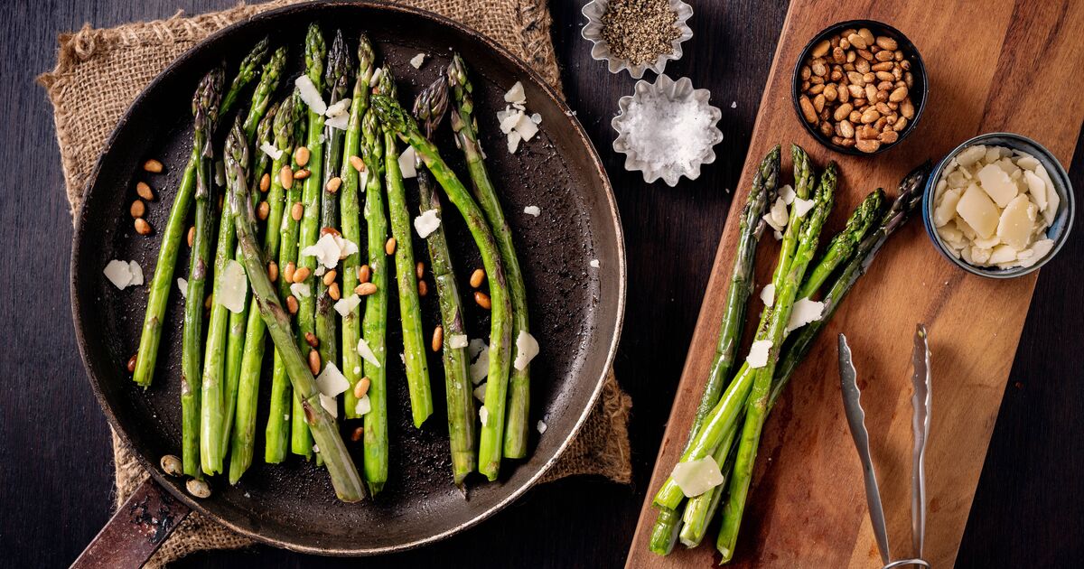 Les asperges seront plus juteuses et plus croustillantes lorsqu'elles seront arrosées d'un ingrédient avant de les rôtir.