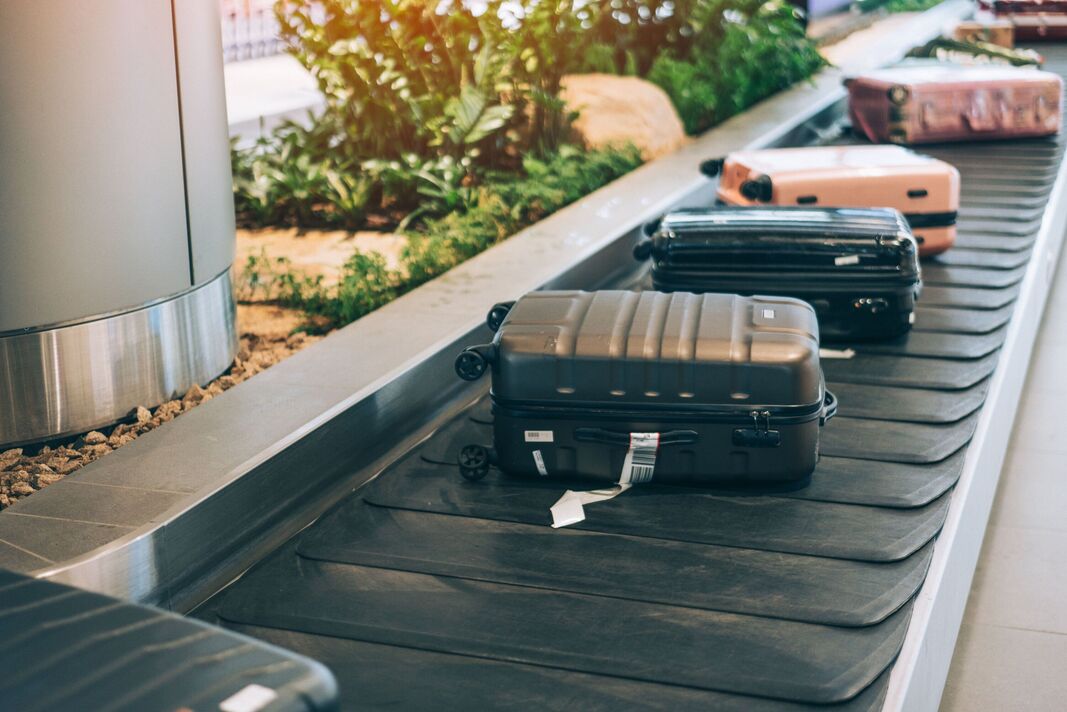 Valise sur un tapis roulant Valise sur un tapis roulant