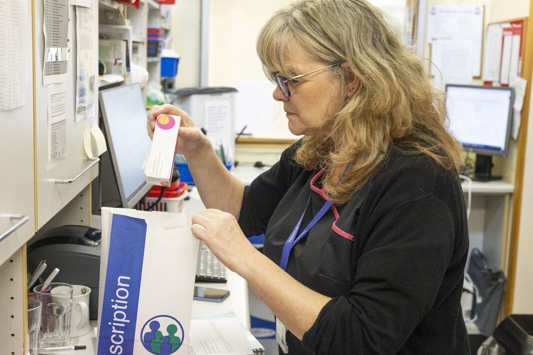 Pharmacien examinant une prescription de médicament Pharmacien examinant une prescription de médicament
