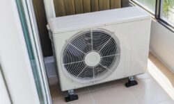 Comment cacher la climatisation de votre petit balcon : la solution pratique, design et facile à installer qui la cache complètement