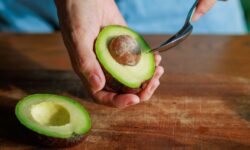 Les avocats durs mûriront en 10 minutes lorsque vous les conserverez au même endroit