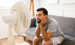 Les maisons refroidiront beaucoup plus rapidement avec 1 article ménager courant placé devant le ventilateur