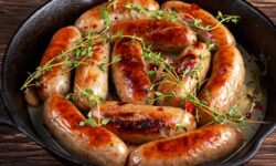 Faire frire les saucisses pour une meilleure méthode du boucher pour obtenir les résultats les plus juteux