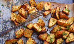 Les pommes de terre rôties seront « extra croustillantes » si vous effectuez 1 étape simple avant de les faire bouillir.