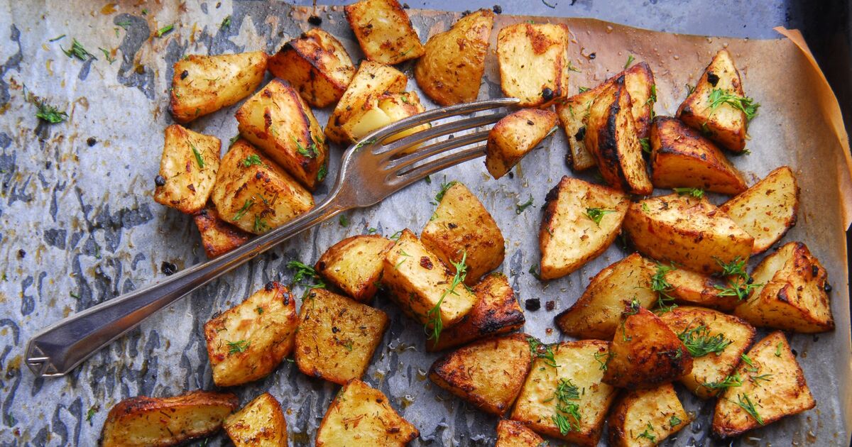 Les pommes de terre rôties seront « extra croustillantes » si vous effectuez 1 étape simple avant de les faire bouillir.