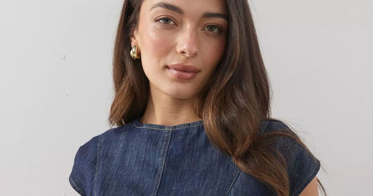Robe midi en jean « flatteuse » maintenant à 32 £ et les acheteurs disent qu'elle est « très amincissante »