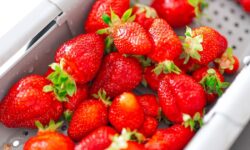 Les fraises durent plus longtemps si vous versez 1 chose dessus avant de les conserver au réfrigérateur