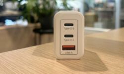 J&rsquo;ai testé le chargeur haute vitesse avec des ports de type C et USB-A qui peuvent être utilisés aussi bien à la maison qu&rsquo;en voyage.