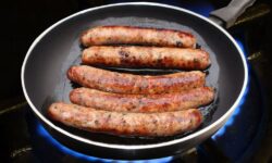 Les saucisses cuisent et ont meilleur goût si vous versez 1 ingrédient de placard dans la poêle.