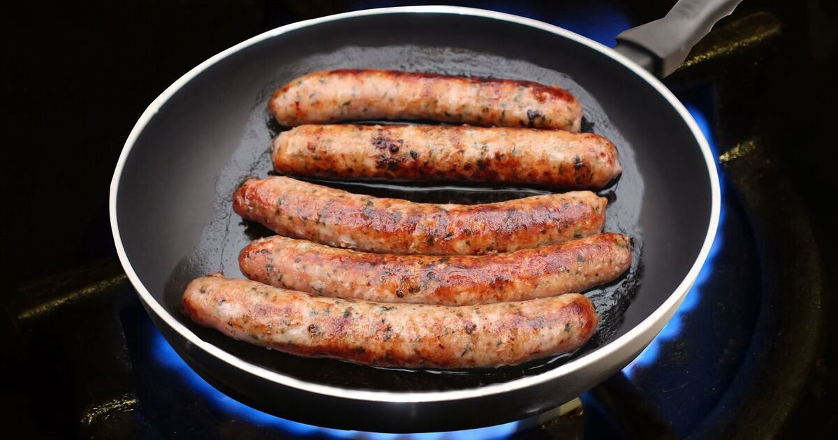 Les saucisses cuisent et ont meilleur goût si vous versez 1 ingrédient de placard dans la poêle.