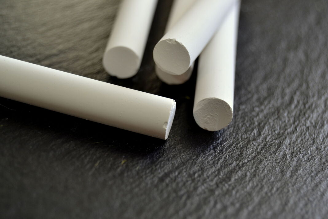 Tableau noir et craies blanches Tableau noir et craies blanches