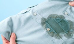 Les taches de graisse disparaîtront des vêtements lorsqu&rsquo;elles seront recouvertes par 1 article ménager inhabituel