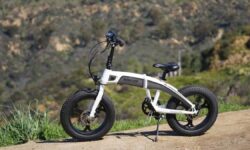 Il n&rsquo;est pas nécessaire de dépenser plus de 700 euros pour un vélo électrique pliable : ces modèles atteignent jusqu&rsquo;à 200 kilomètres d&rsquo;autonomie et 1 500 W de puissance
