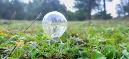 Une ampoule coincée dans l'herbe, le 9 janvier 2025, à Madrid (Espagne). Le gouvernement central a définitivement supprimé les réductions temporaires qu’il appliquait depuis juin 2021 pour atténuer l’inflation des prix de l’énergie, conséquence de la guerre en Ukraine. Cela se traduit par une augmentation de la TVA sur l'électricité de 10 à 21 pour cent, qui à partir de janvier prochain se répercutera sur la facture d'électricité. Les experts estiment que, selon la consommation de chaque foyer, cette hausse pourrait osciller entre 7 et 10 euros en moyenne.
