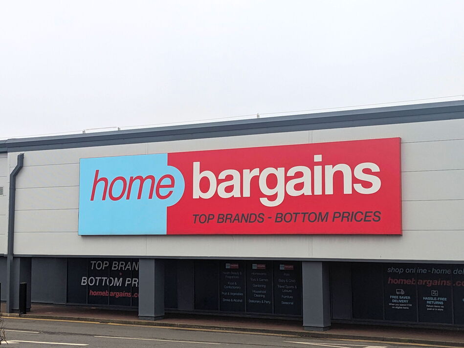 Grande façade et signalisation de vitrine Home Bargains dans un parc commercial sous ciel couvert à Northampton Grande façade et signalisation de vitrine Home Bargains dans un parc commercial sous ciel couvert à Northampton