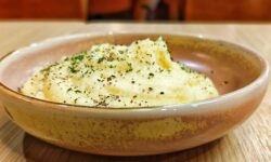 La purée de pommes de terre a meilleur goût si vous remplacez le lait par un ingrédient de cuisine simple du chef