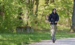 Si j&rsquo;avais su, j&rsquo;aurais acheté une de ces trottinettes électriques tout terrain : jusqu&rsquo;à 75 kilomètres, double moteur et suspension réglable