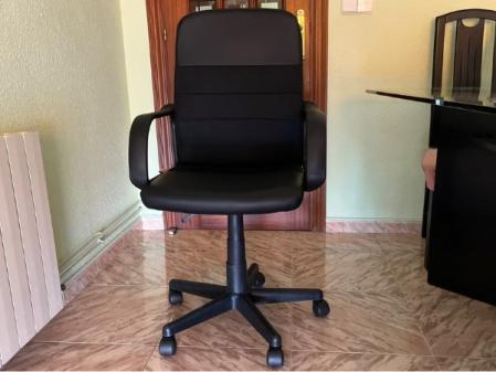 Chaise de bureau noire intelligente PcCom Essential