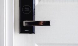 Empreinte digitale, application et NFC : les serrures intelligentes et les interphones vidéo les plus vendus en ce moment pour savoir qui entre chez vous