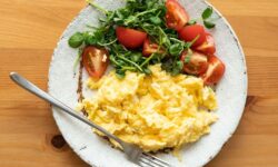 Les œufs brouillés sont « riches » et « moelleux » si 1 ingrédient est ajouté avant la cuisson – pas de beurre